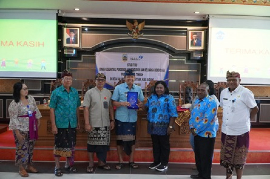 Kegiatan Studi Tiru dari Dinas Kesehatan, Pengendalian Penduduk dan Keluarga Berencana Provinsi Papua Tengah Mengunjungi Desa Dalung